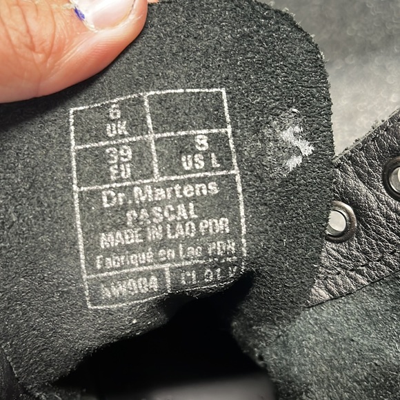 Size 8 cute Dr. Martens color black - Picture 5 of 5